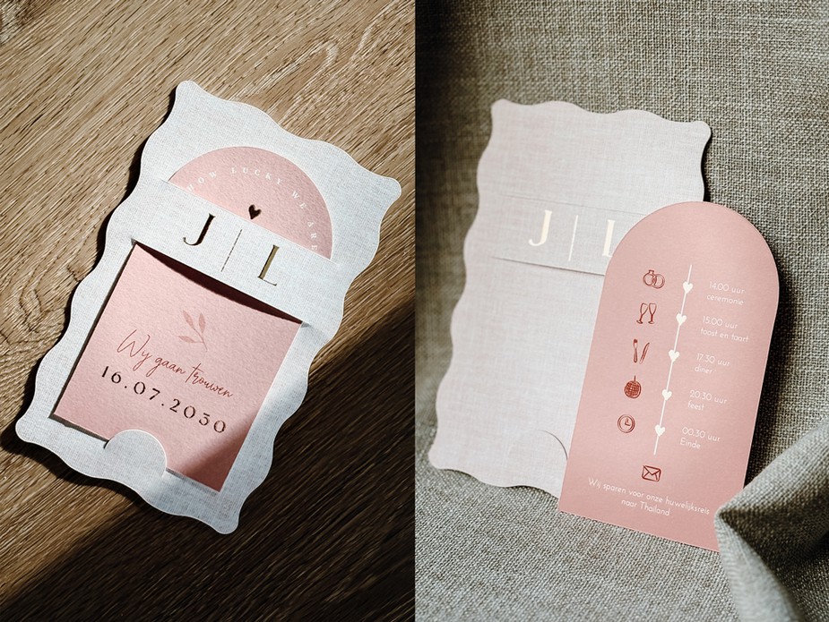 Bijzonder trouwkaartje set boog initialen linnen beige