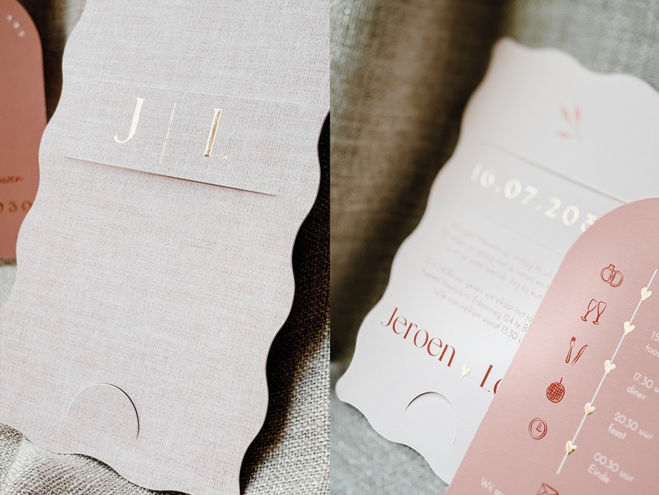 Bijzonder trouwkaartje set boog initialen linnen beige